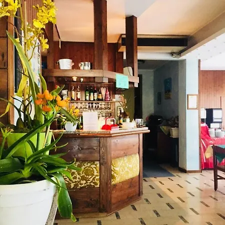 普里马维拉酒店 代森扎诺-德尔加达